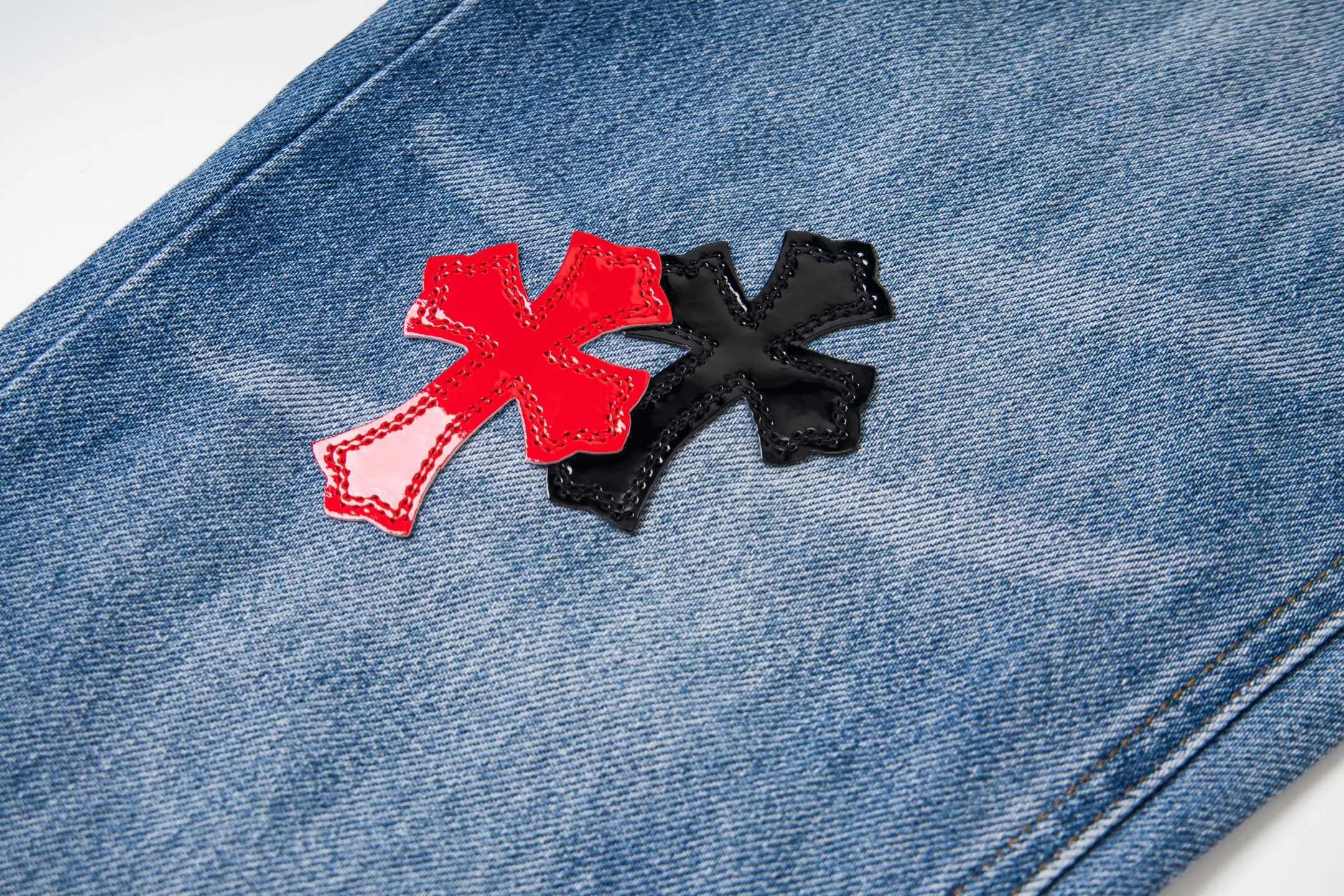 P290 high version Chrome Hearts blue denim with red black panther pattern multi-leather jeans. CH jeans need to be washed and then disassembled and hand-stitched with sheepskin cross leather and then spliced ​​together. The whole piece has too many craftsmanship to explain, patchwork cross pattern embellishment, high-waisted washed jeans! ! Absolutely high-end luxury products, god-level single products and super popular products, made with top heavy industry, a must-see magic weapon. Customized hardware. The fabric is thick and soft after washing. It has good breathability. Customized small leather label. Unique design. The details are simple and elegant, and the workmanship is exquisite. The entire trousers are neatly routed and the details are in place! It’s so cool that both men and women can easily control the genderless trend! Style number: 1799# Color: blue Size: 28 30 32 34 36